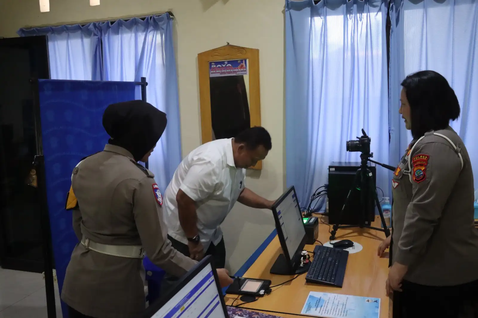 Bupati Minahasa Robby Dondokambey Datangi Mapolres Minahasa Urus Kelengkapan Surat Kendaraan, Beri Teladan di Tengah Operasi Zebra Samrat 2025  Minahasa, Selasa (25 November 2025) — Suasana pelayanan 